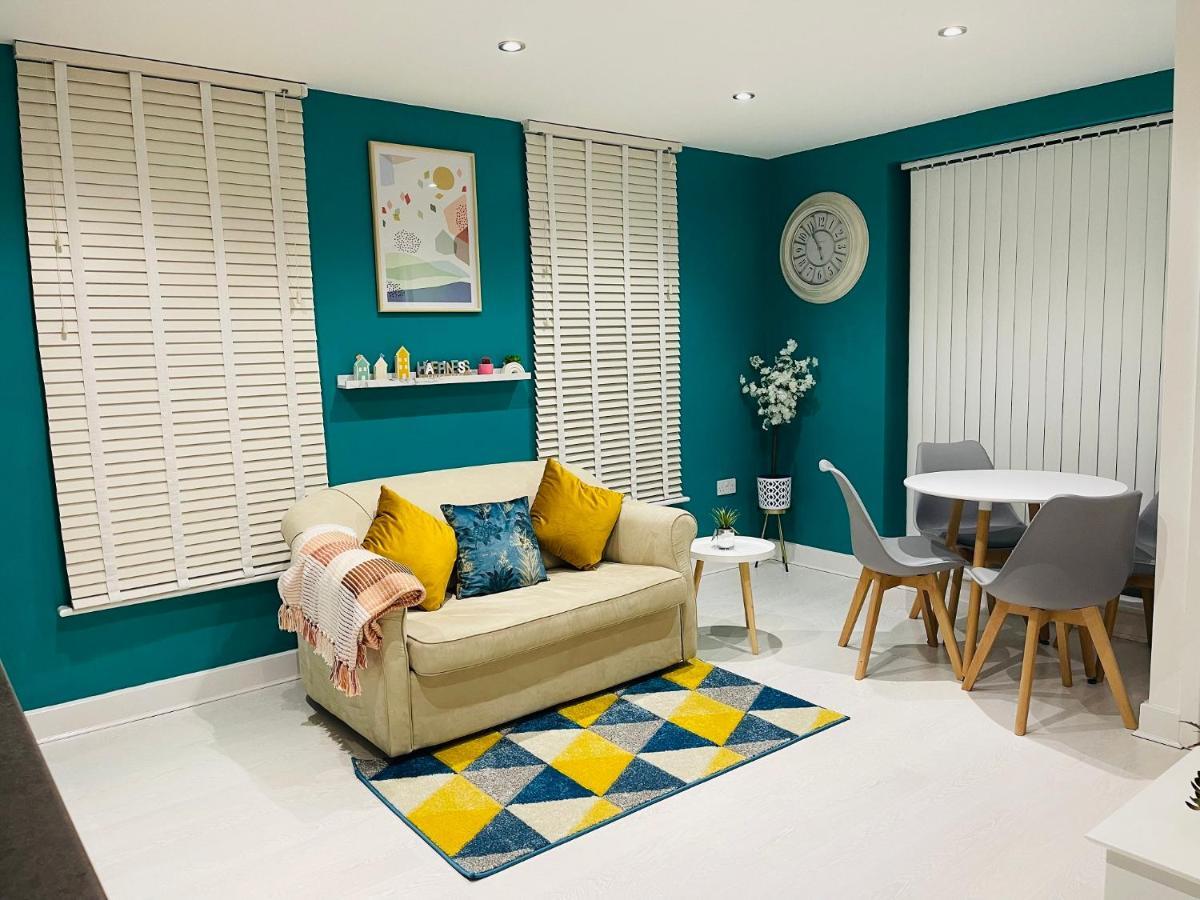 Вилла Cheerful 2-Bed Townhouse In Wakefield With Parking Экстерьер фото