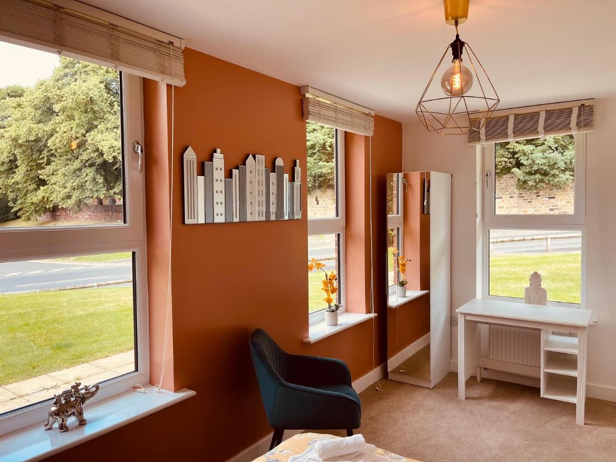Вилла Cheerful 2-Bed Townhouse In Wakefield With Parking Экстерьер фото